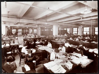 Homens e mulheres trabalhando em mesas em um escritório na McCall&39;s Magazine, Nova York, 1913 (impressão em gelatina de prata)